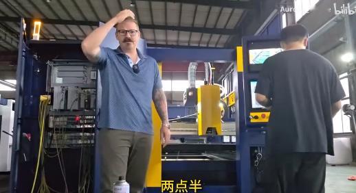 美国老板亲临中国工厂，被工人效率给震惊到了，感慨制造业回流是做梦！最近，网上流传