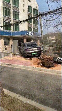 司机：俺的车撞了，俺要报案。交警：在哪儿，我们马上就到？司机：就在你们门口。