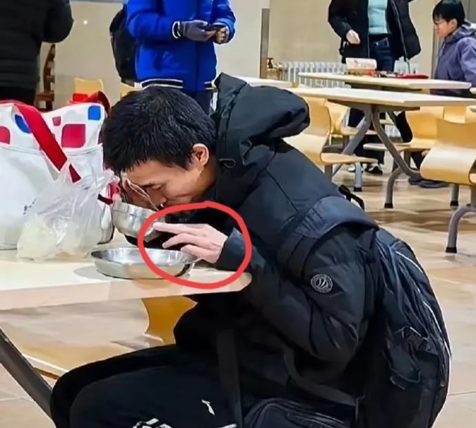 我的舅舅说，韦东奕是得了一种病，不是牙周炎，也不是营养不良，而是得了天才病阿