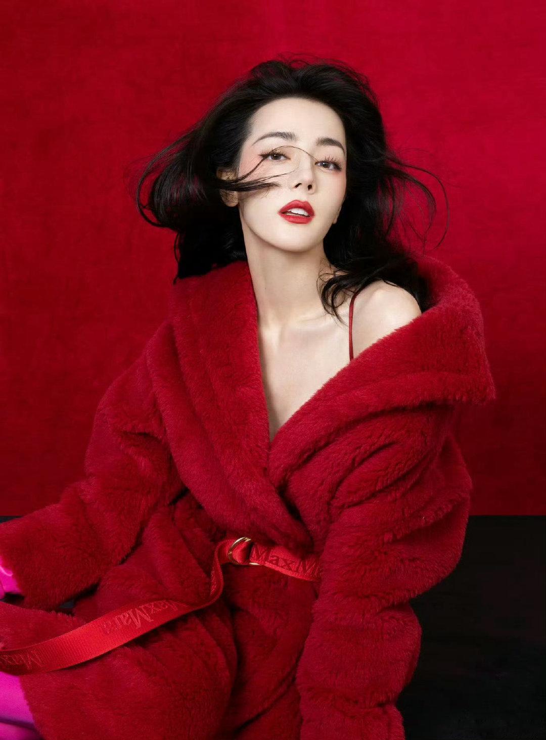 #迪丽热巴杨紫红色大衣#我只能说天资是个残忍的东西迪丽热巴穿啥都好看​