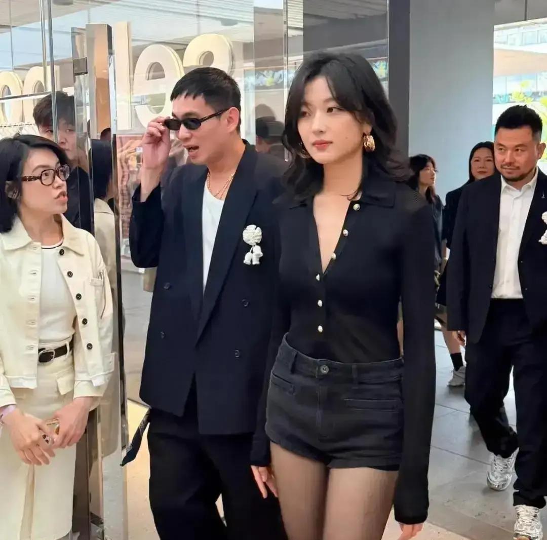 三里屯街拍惊现黑丝+牛仔三里屯街拍惊现黑丝+牛仔，路人手机全举高。孙