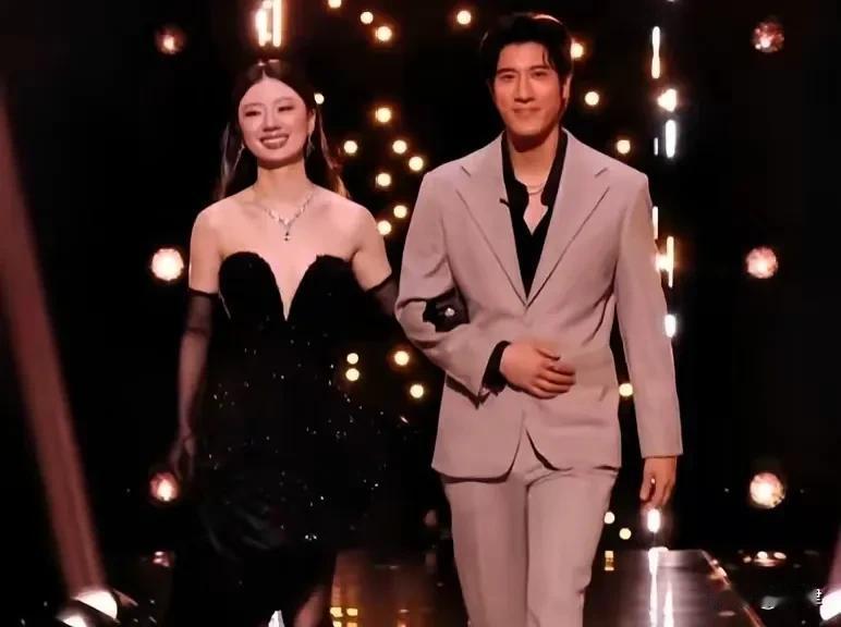 堪称2025歌手最完美的舞台表演：单依纯与王力宏的《落叶归根》。表演极度契合