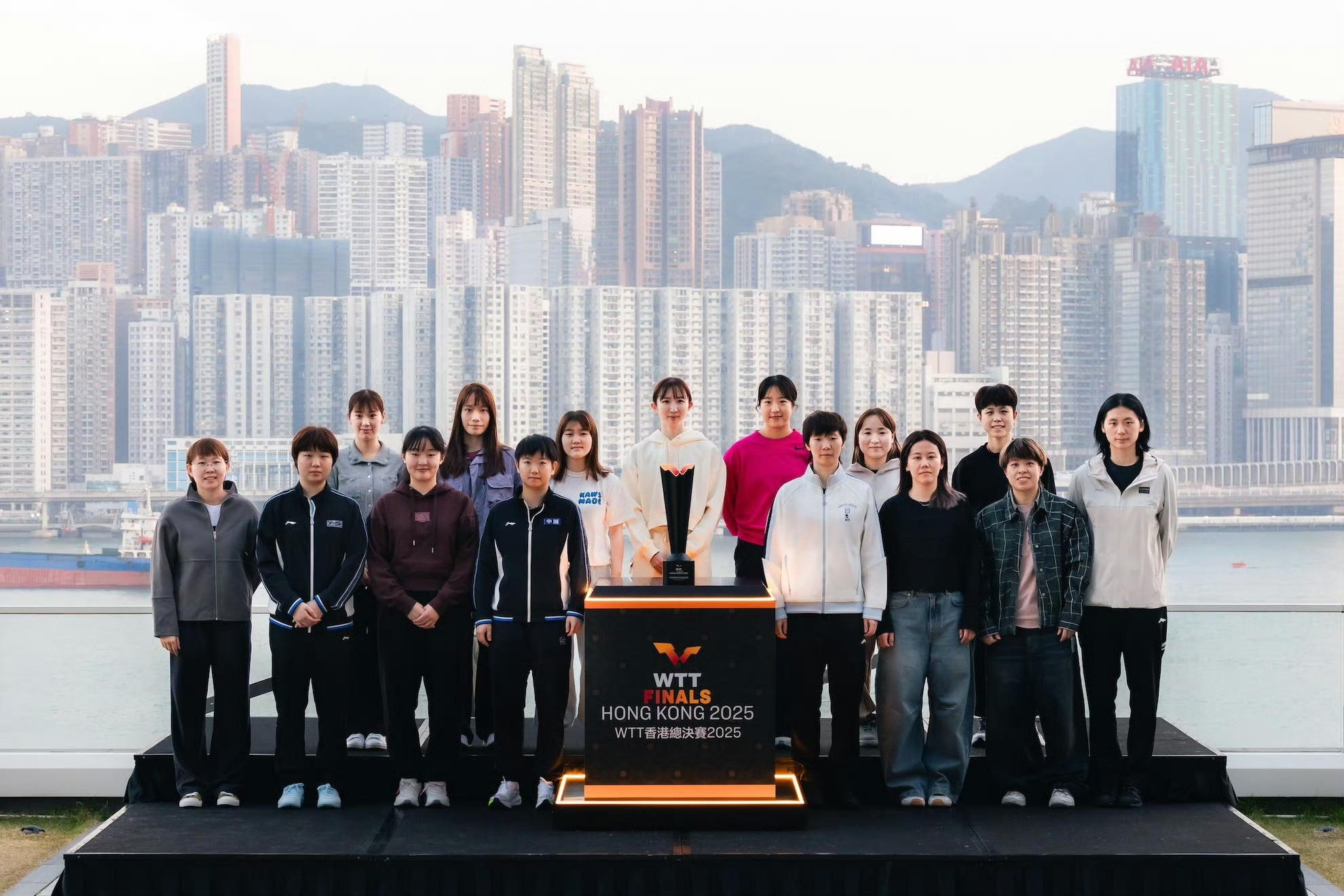 下次WTT记得要求总决赛合影男运动员穿正装，女运动员穿晚礼服哟~会和平时的感觉