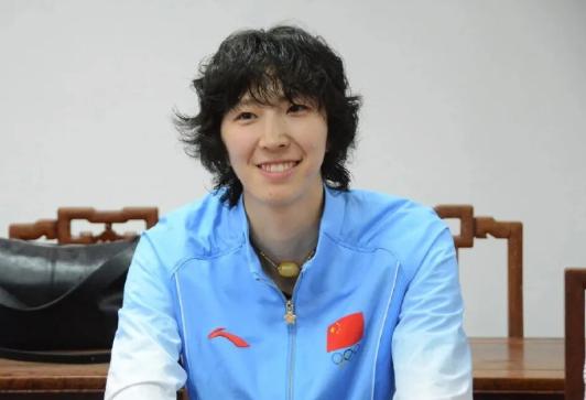 吴梦洁新造型撞脸郎平在亚运会摘金回来后，中国女排的运动员们也是迎来了难得的休