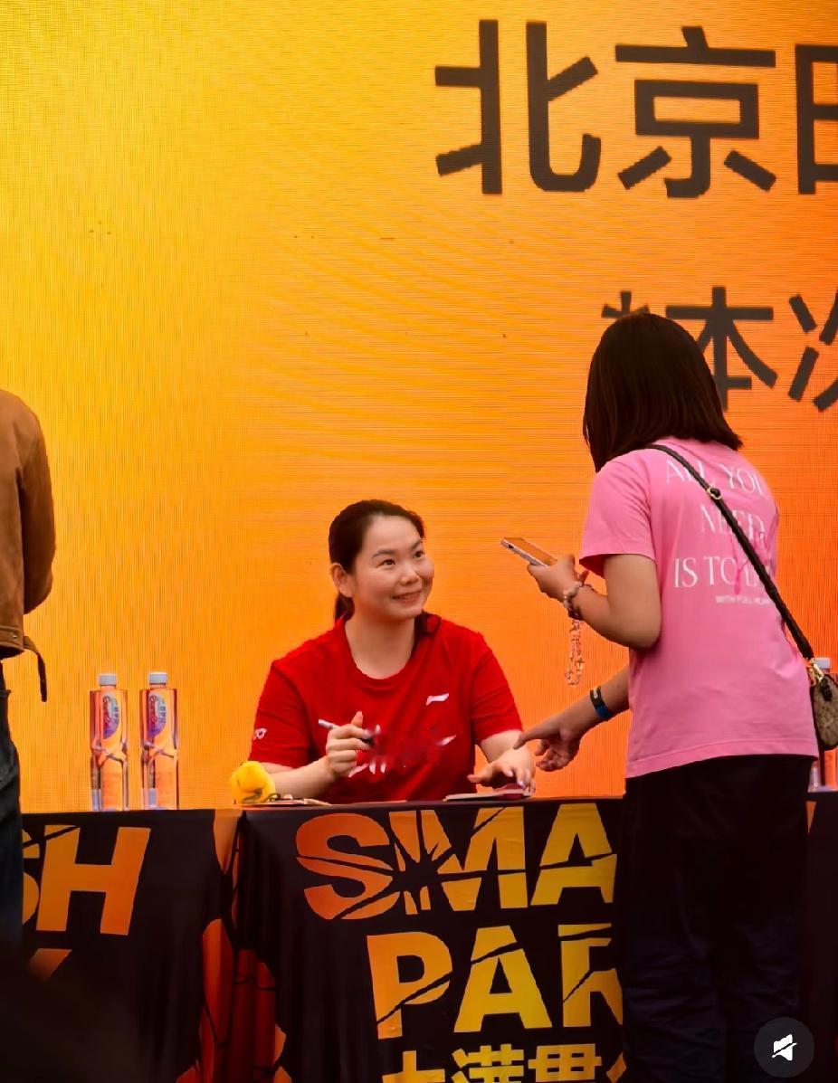 WTT中国大满贯｜何卓佳签名现场笑容治愈可爱值拉满在WTT中国大满贯活动