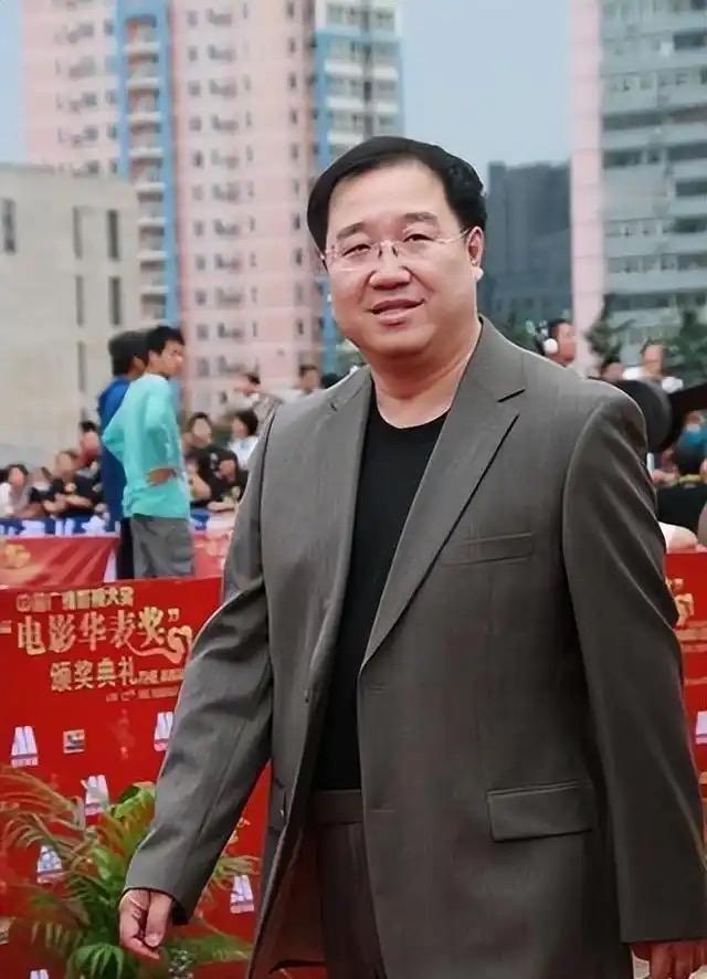 万万没想到，英达儿子英如镝直播翻车了，他公开嘲讽巴图演技差，酸溜溜说人家全靠妈妈