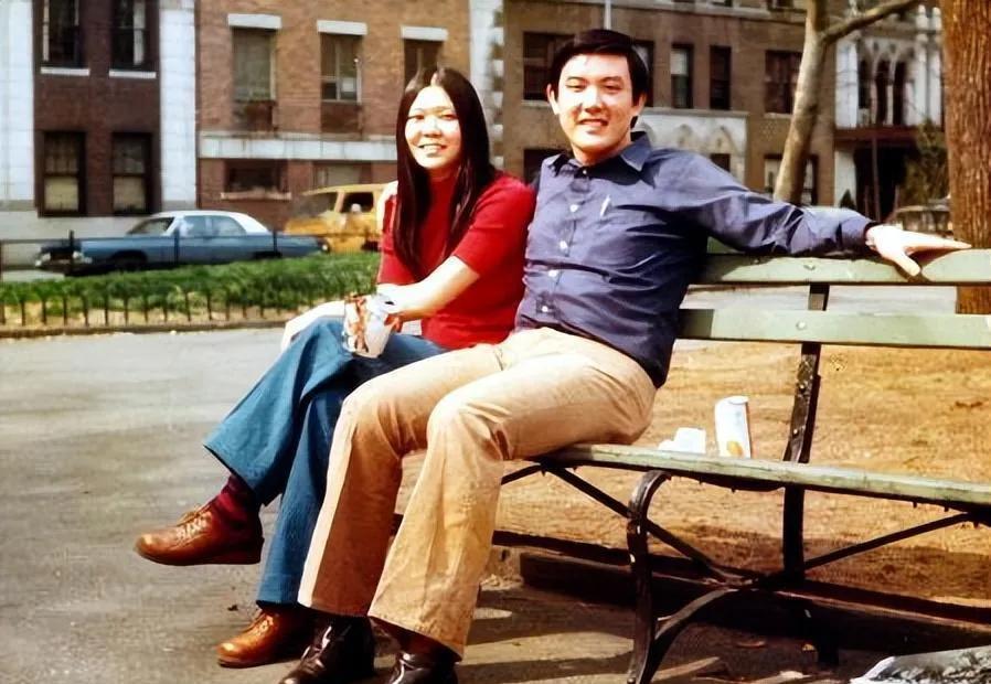 马英九和夫人周美清的合影。二人学校内认识共同赴美留学。1974年，马英九进入纽约