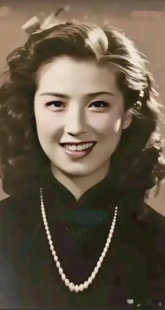 这是一位民国的女演员，长得真漂亮，但估计可能没几个人知道她。1920年出生于江