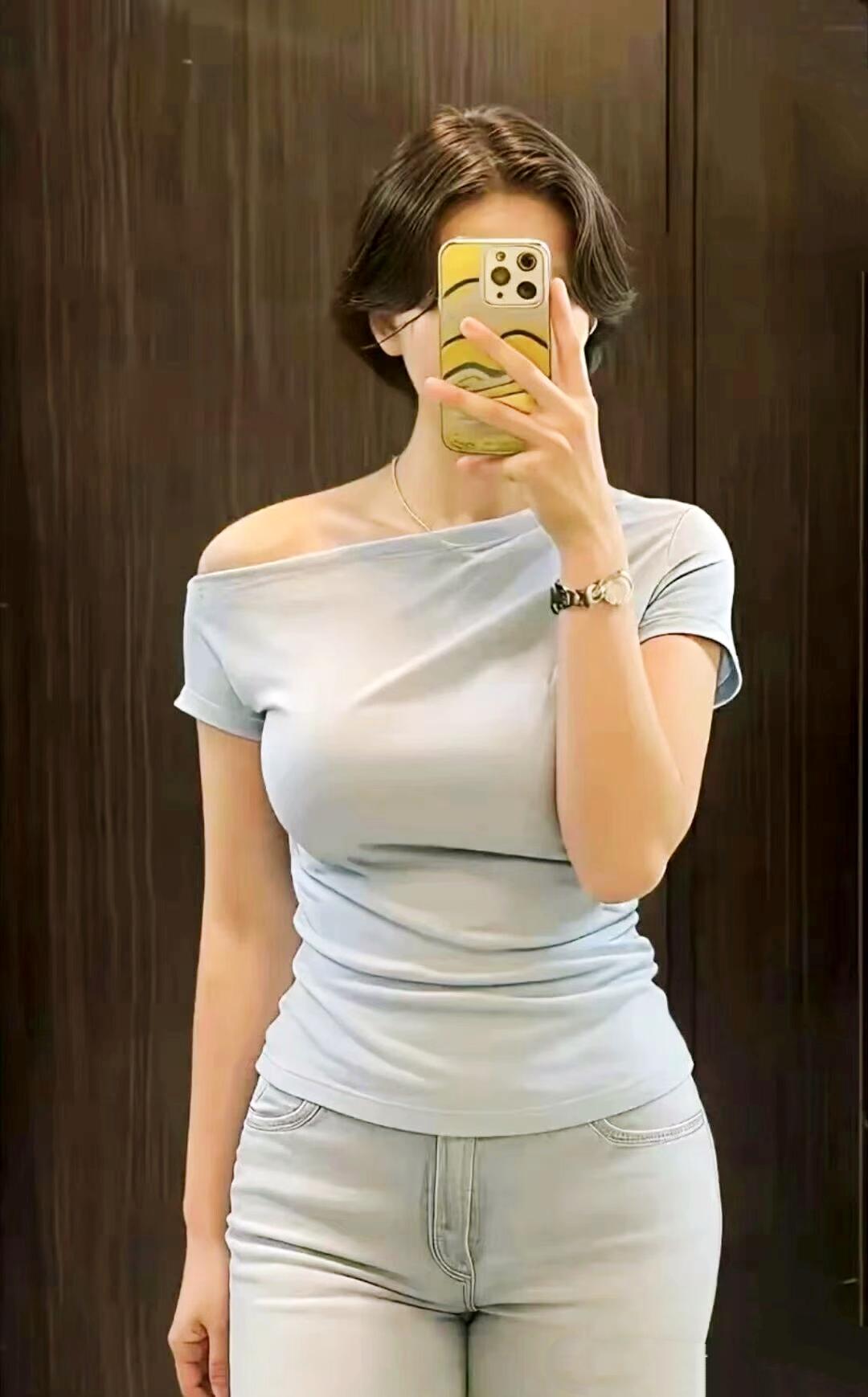 熟透了！虽然看不到脸，但这身材满分。