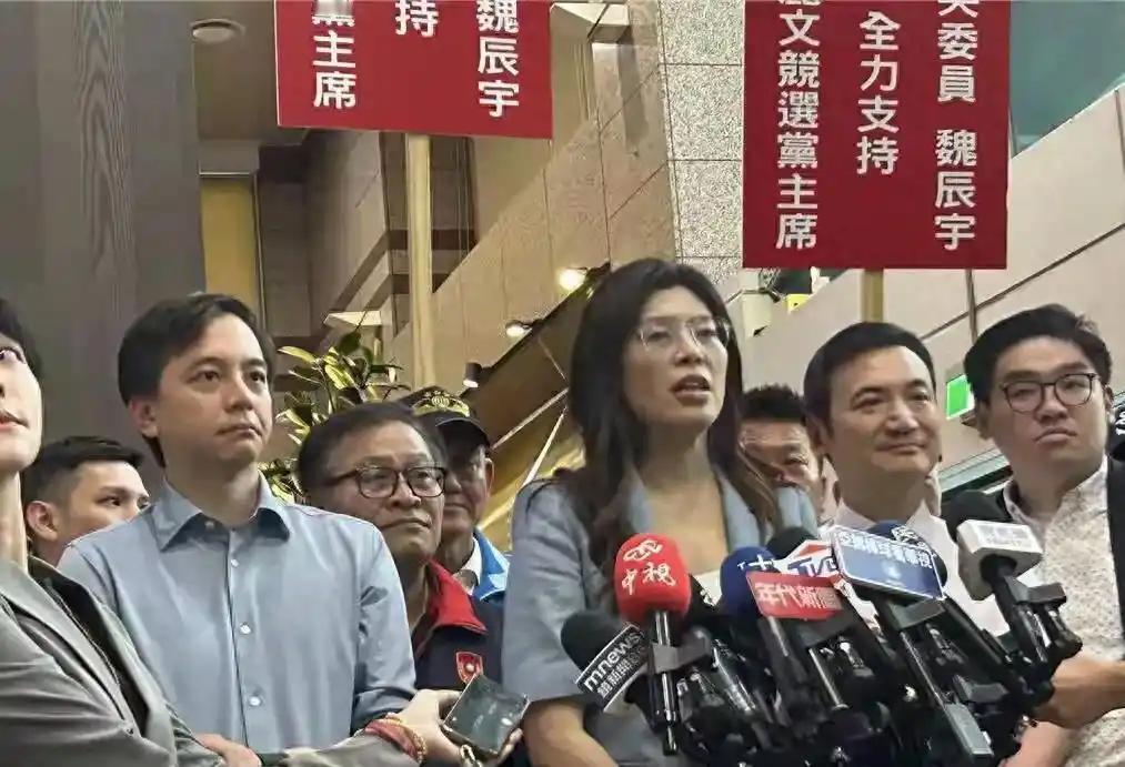 国民党主席选举，终于出现了一个真正的“中国人”！郑丽文在9月18日这天，穿着蓝白
