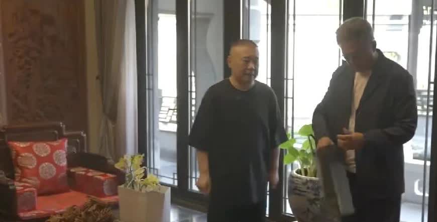 湾湾综艺教父王伟忠从北京驱车两个多小时到达天津，去拜访郭德纲老师。王伟忠