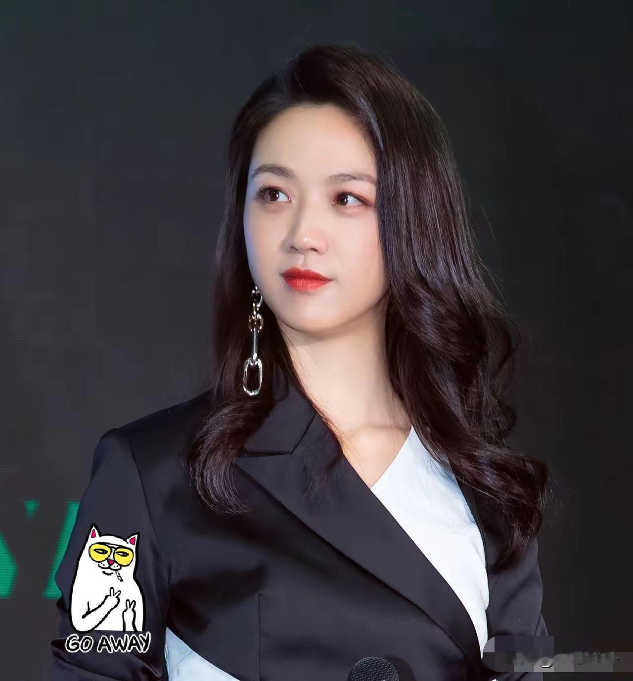 主持人问汤唯:“你跟韩国的老公是说中文，还是韩文？”汤唯说:“结婚十年跟老公互相