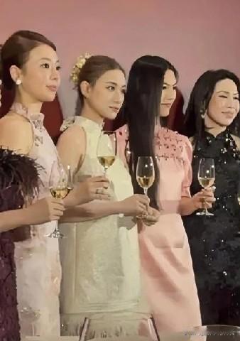 跨代名媛同框：新中式舞台上的璀璨双姝2025年末，糖心旦新中式晚宴星光熠熠，