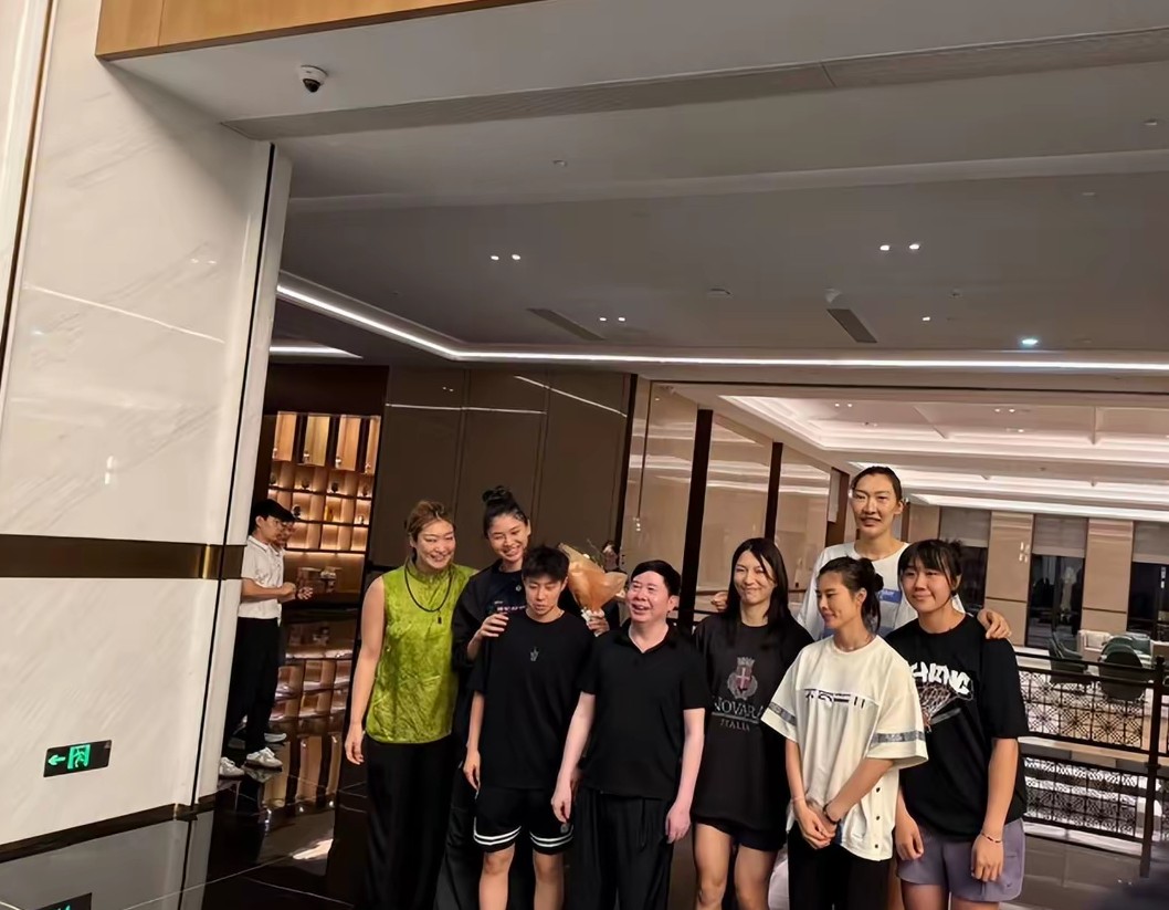 中国女篮核心成员合影，就属韩旭身高最高