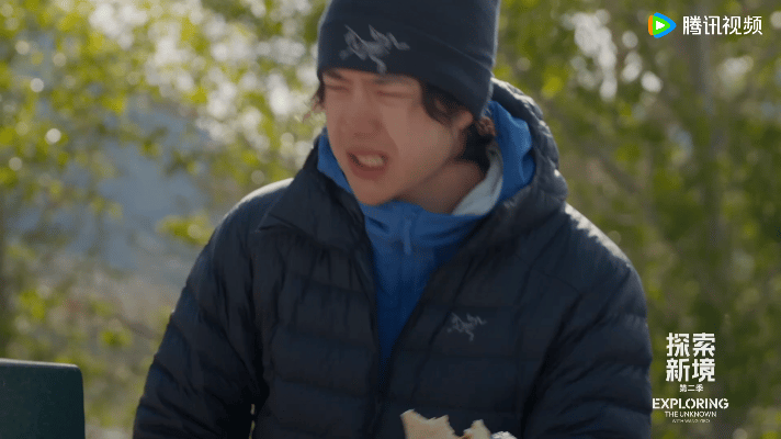 王一博真的很爱钓鱼看到他和史瑞德的搞笑模仿，不禁让人捧腹大笑，王一博的幽默和活