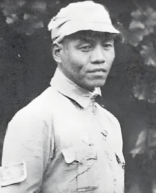 1933年，红九军军长何畏突然拔出手枪，对准作战科长周希汉的脑袋，连开5枪，子弹