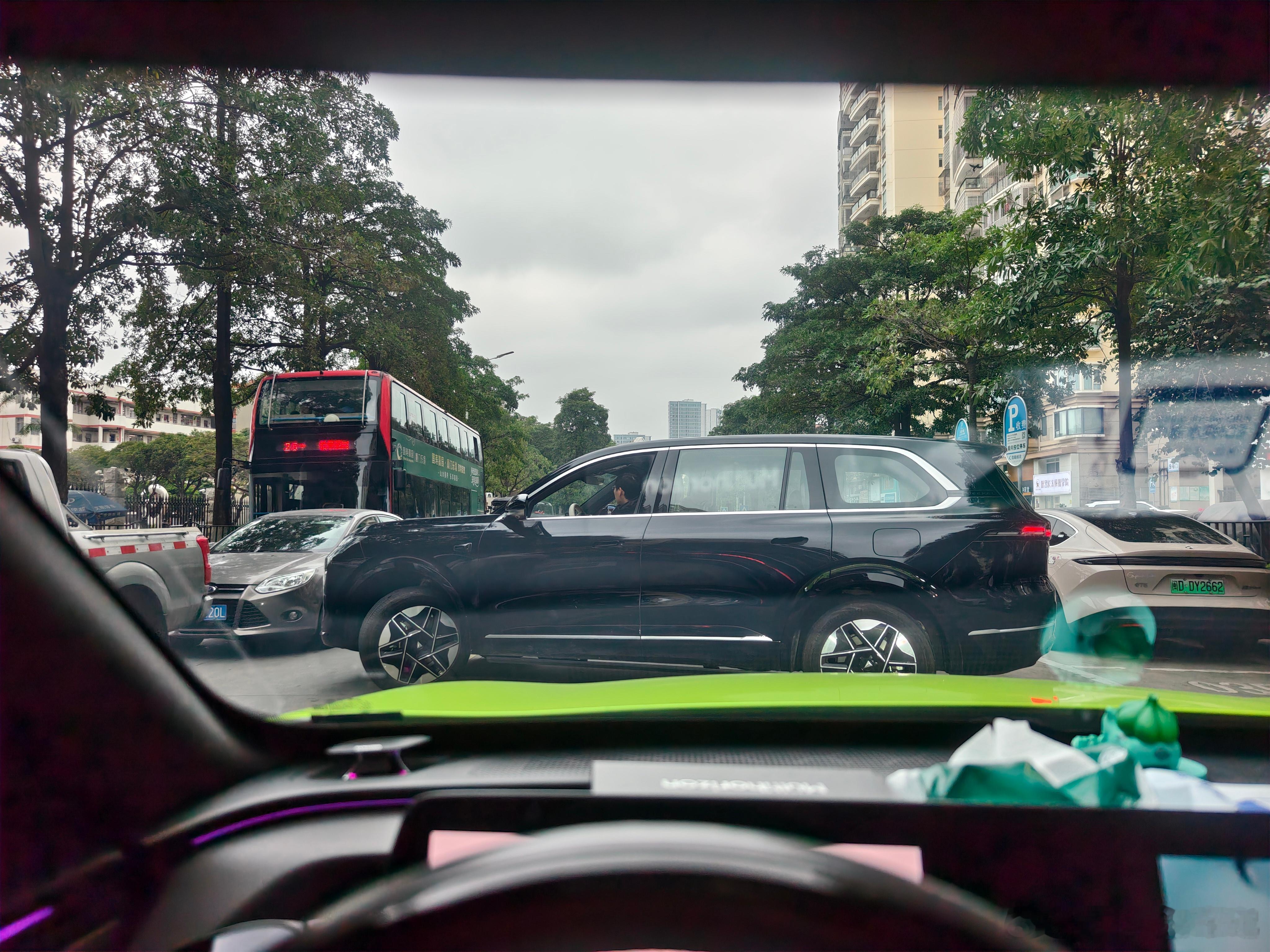 这大哥你是非得在早上高峰期这么堵的两车道路段双实线掉头吗