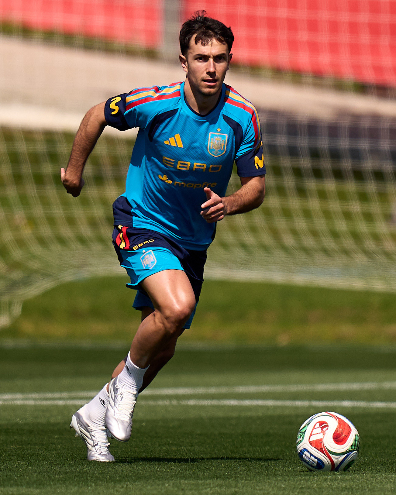 记者JamesBenge消息，阿森纳正在密切关注10名退出国家队比赛的球员，其