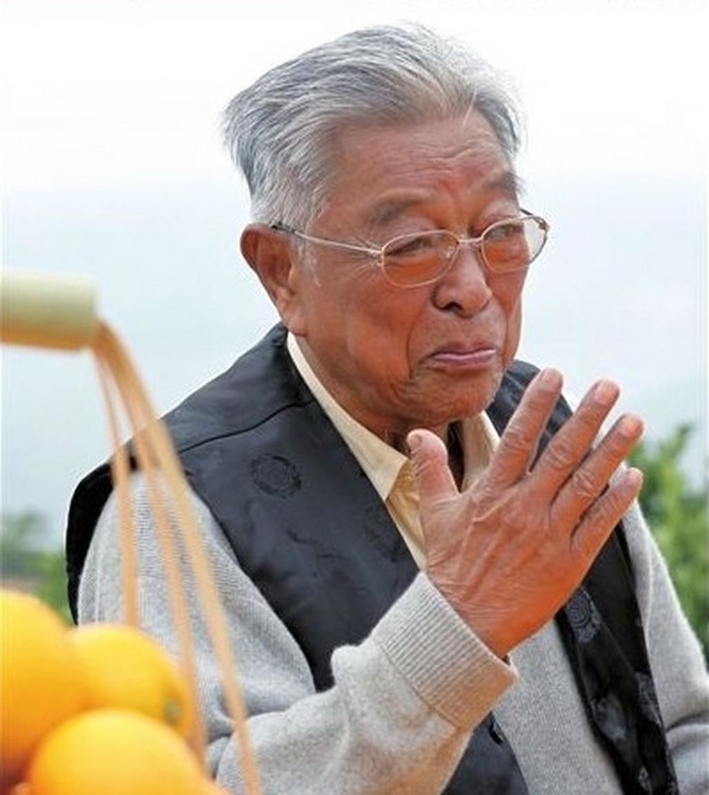 2002年褚时健才幡然醒悟，他躲过了无数个腐败的陷阱，却没躲过权力倾轧的暗箭。他