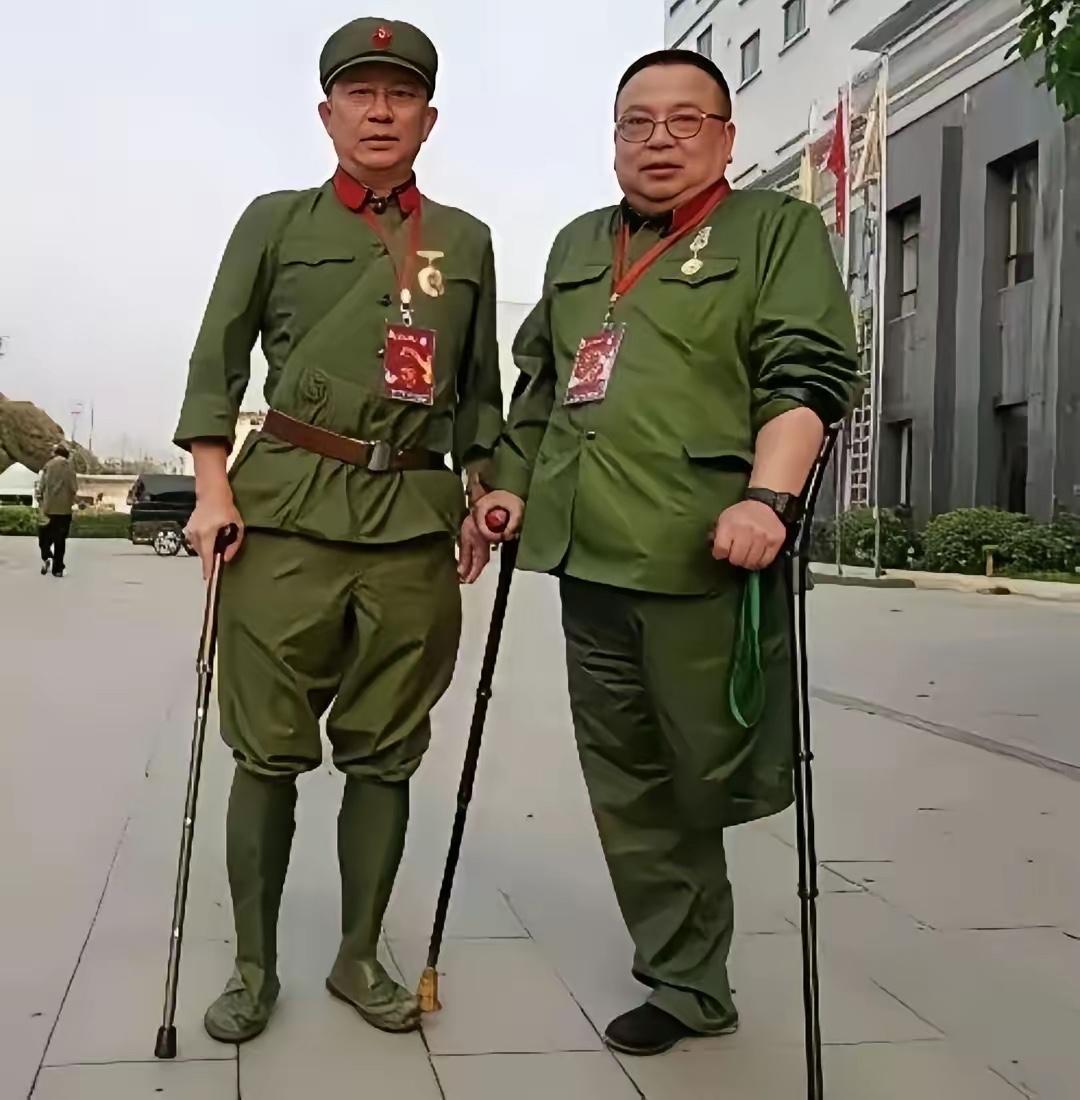 一张珍贵的合影，两位老山英雄久别重逢。左侧为主攻营营长臧雷，右侧是一级战斗英雄徐