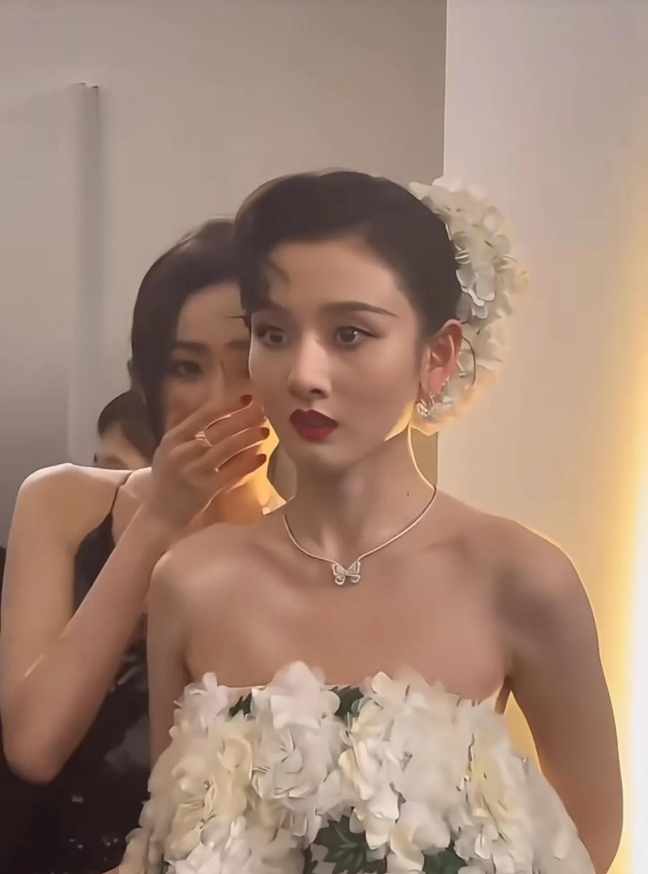 杨幂跟宋祖儿真好，不仅手挽手，还说悄悄话，宋祖儿一脸惊恐茫然，这个浓妆有点不适合