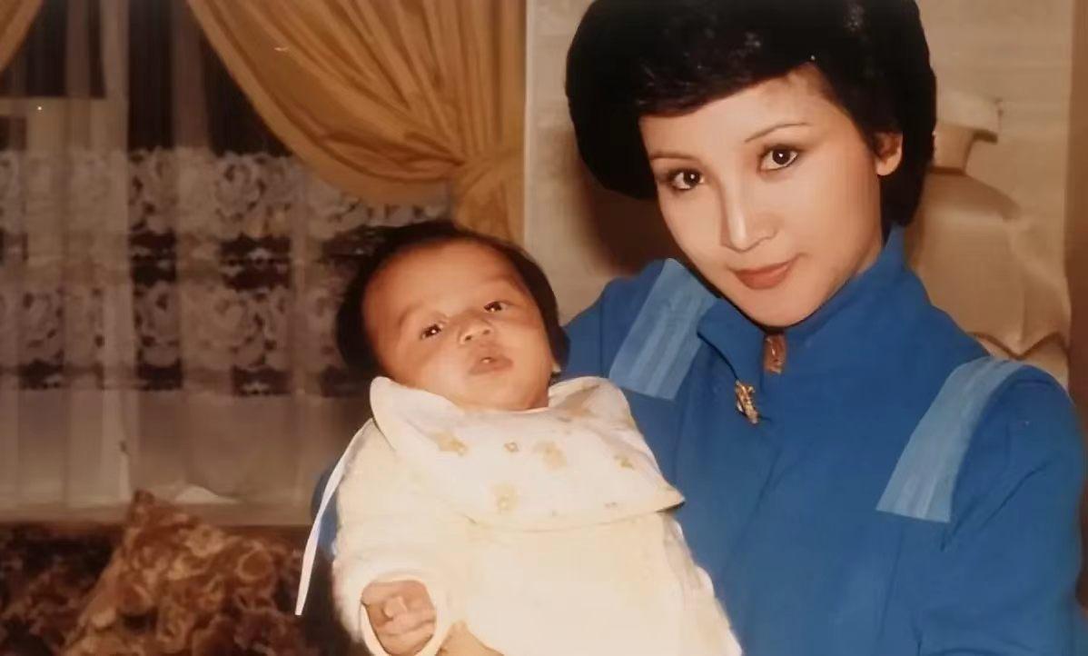 狄波拉作为谢贤之前的爱人，1979年成亲前，谢贤追她追得全城皆知，那会儿是出了名