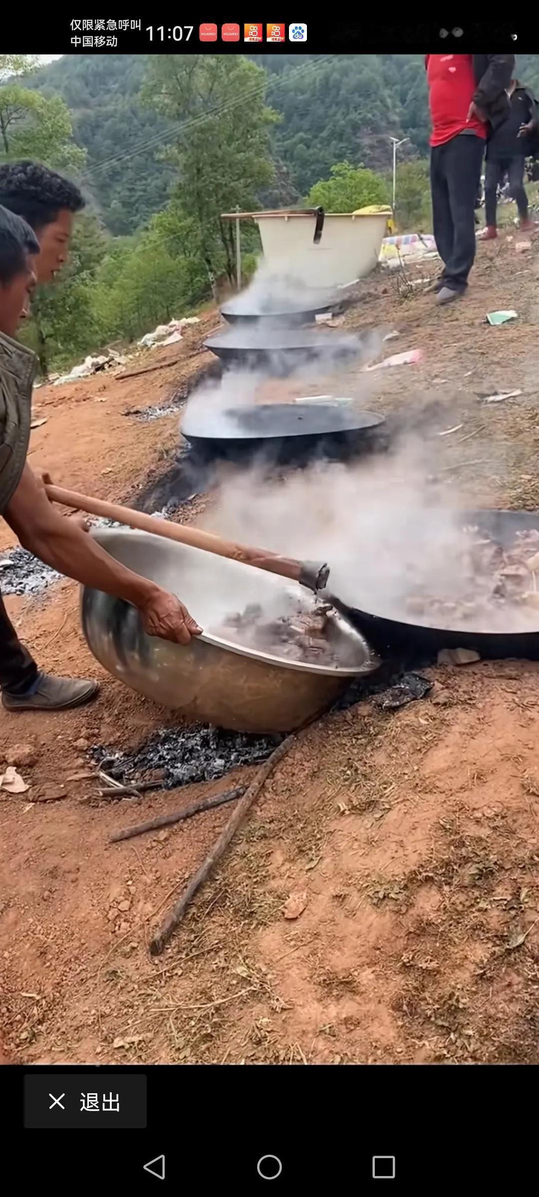 天气冷了当地的结婚照又多了红事多了吃喜酒的多了这个地方的吃席方式也别惧一