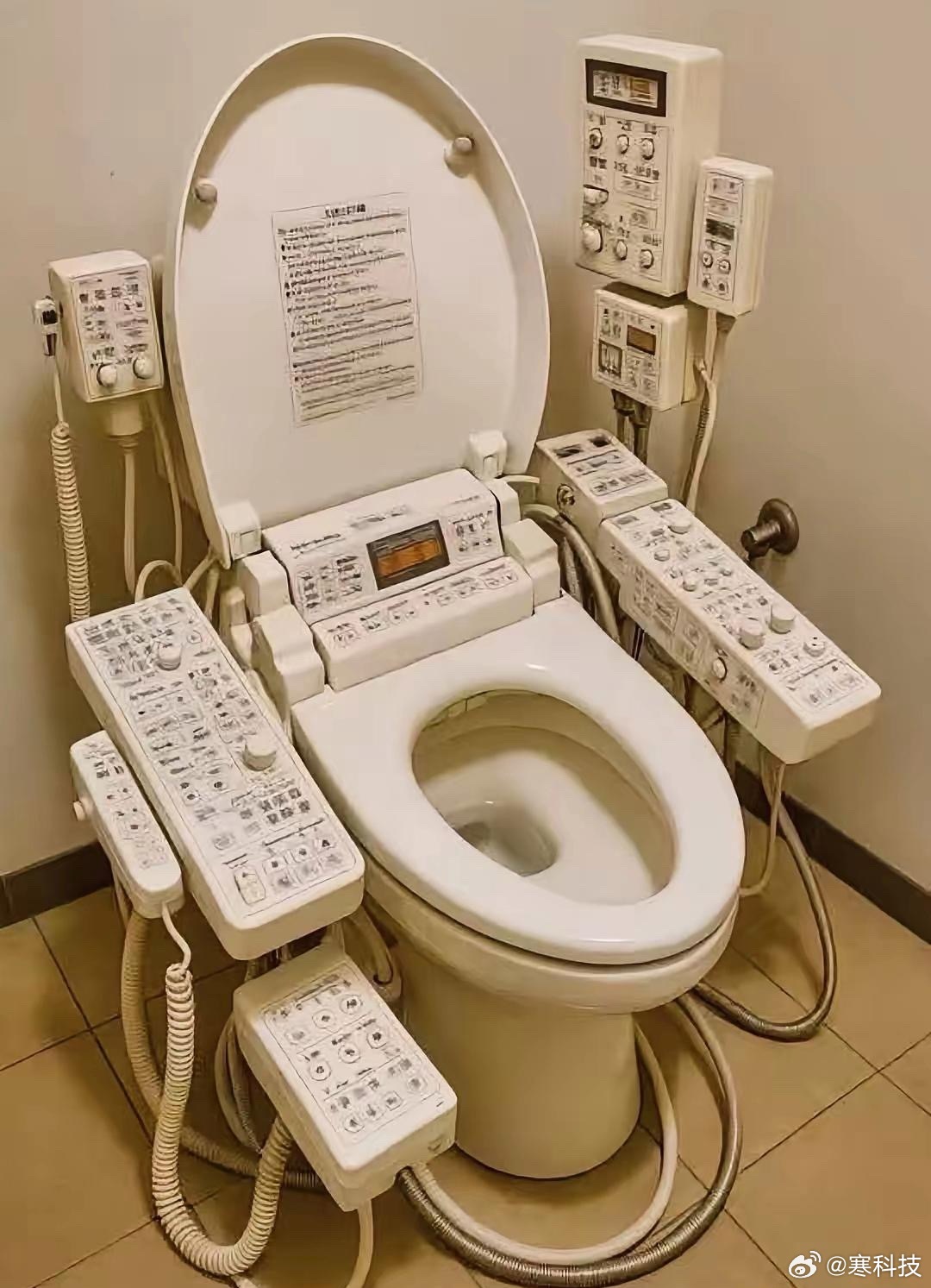 据说这个是日本最先进的马桶，看着挺有高级感的[汗]​​​