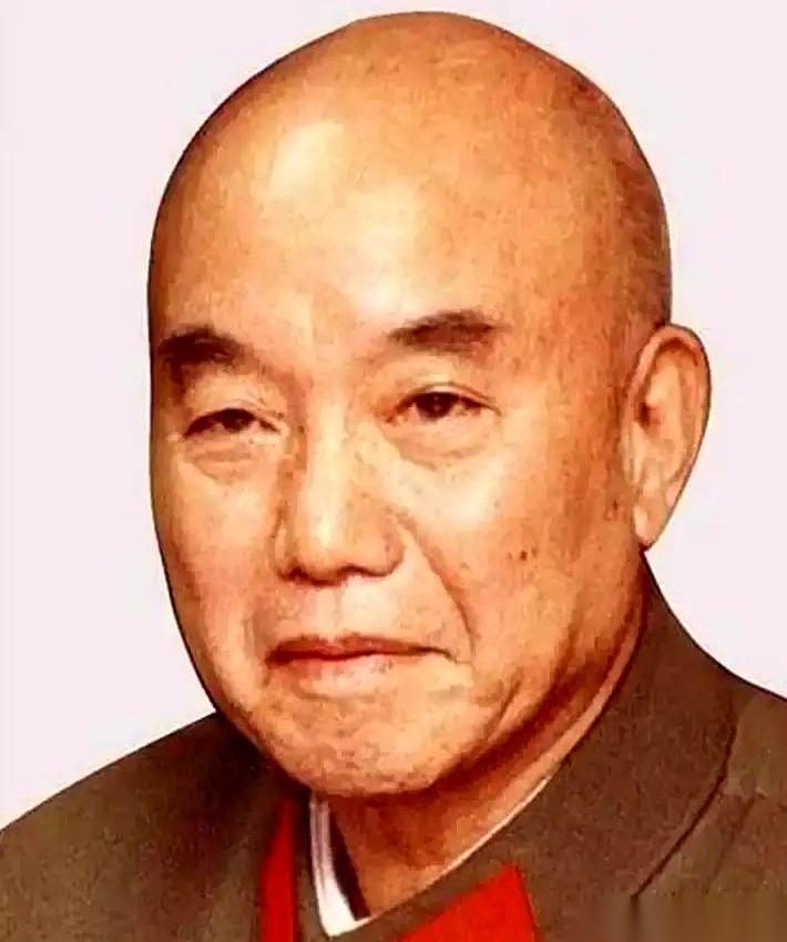 战场上俘获一名狼狈不堪的敌方军官，上前仔细辨认之后，才意外发现对方竟是昔日手把手