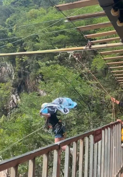 女游客体验瀑布秋千坠亡, 官方通报
