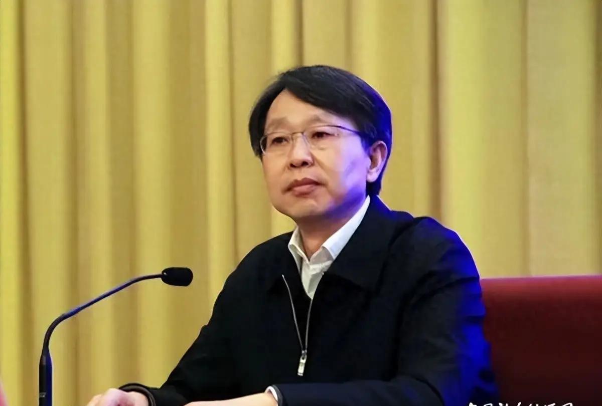 湖北广电背负百亿债务，王茂亮"功"不可没。2011年，在深圳卫视呼风唤雨的王茂亮