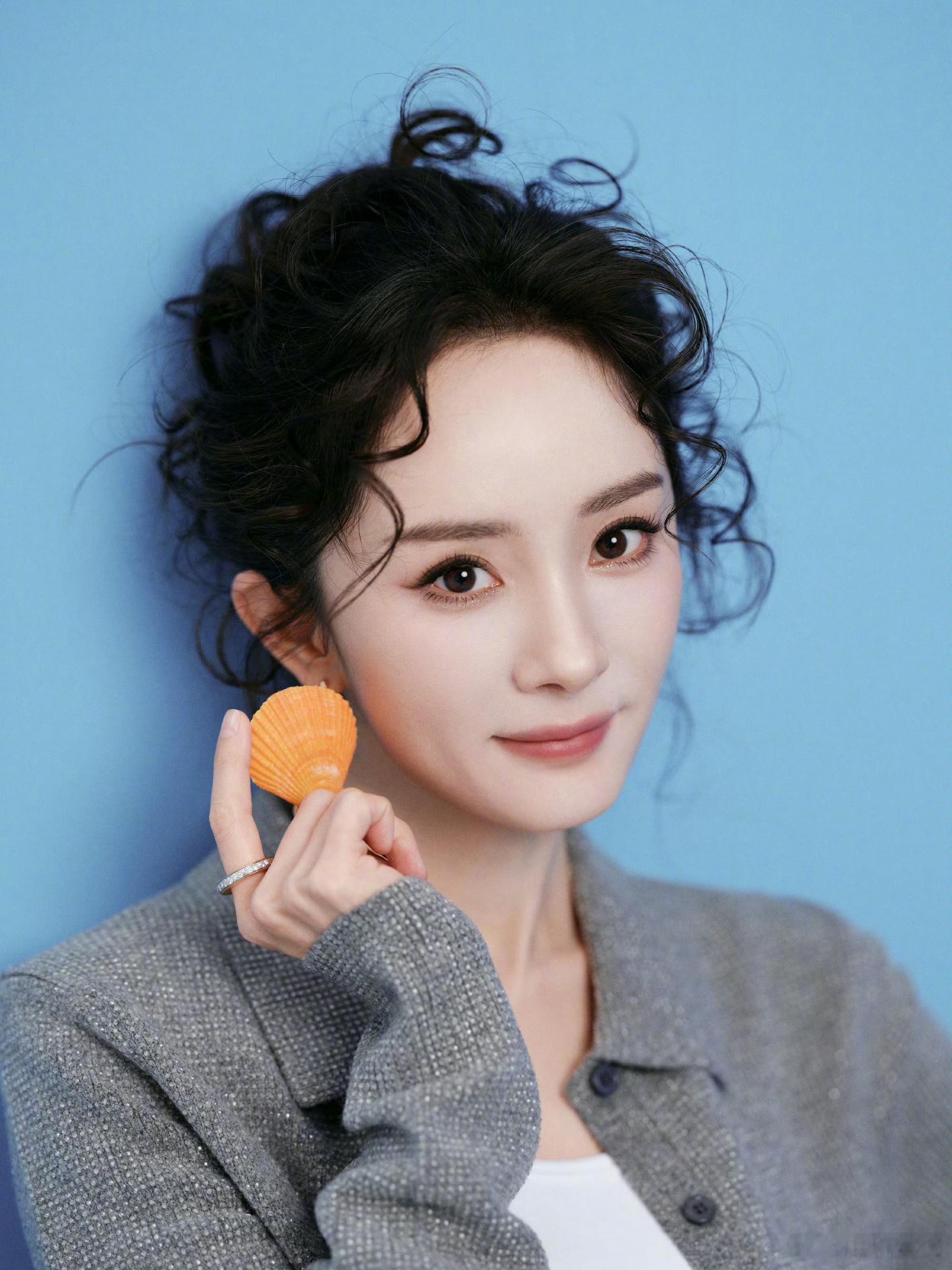 谁给杨幂做的发型羊毛小卷配丸子头，是哪里跑出来的可爱“小羊幂”吧！[红脸笑]慵