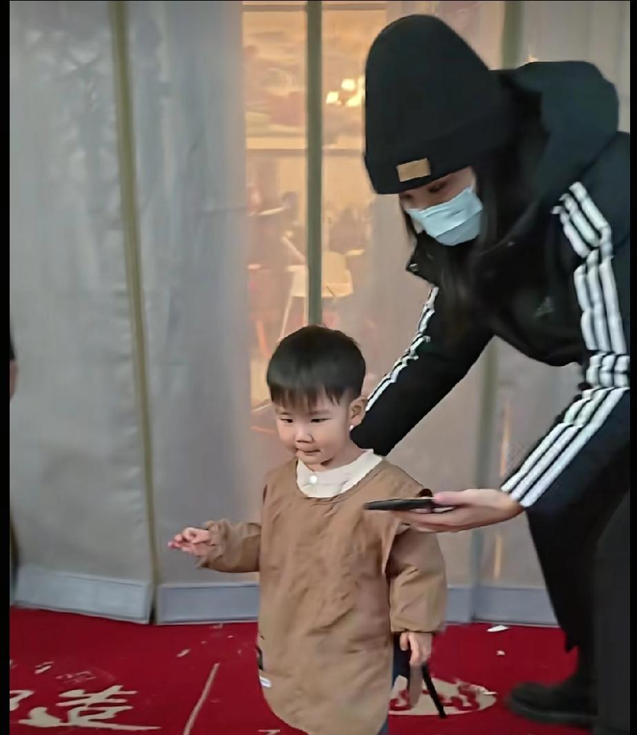 朱之文的孙子模样生得十分水灵，出生在这样优渥的家庭，老朱也不愁教育基金。虽说老朱