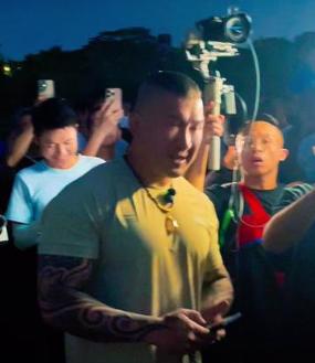 别猜了！馆长来内蒙不是捞金！馆长来内蒙，不是为了挣钱那么简单。他穿