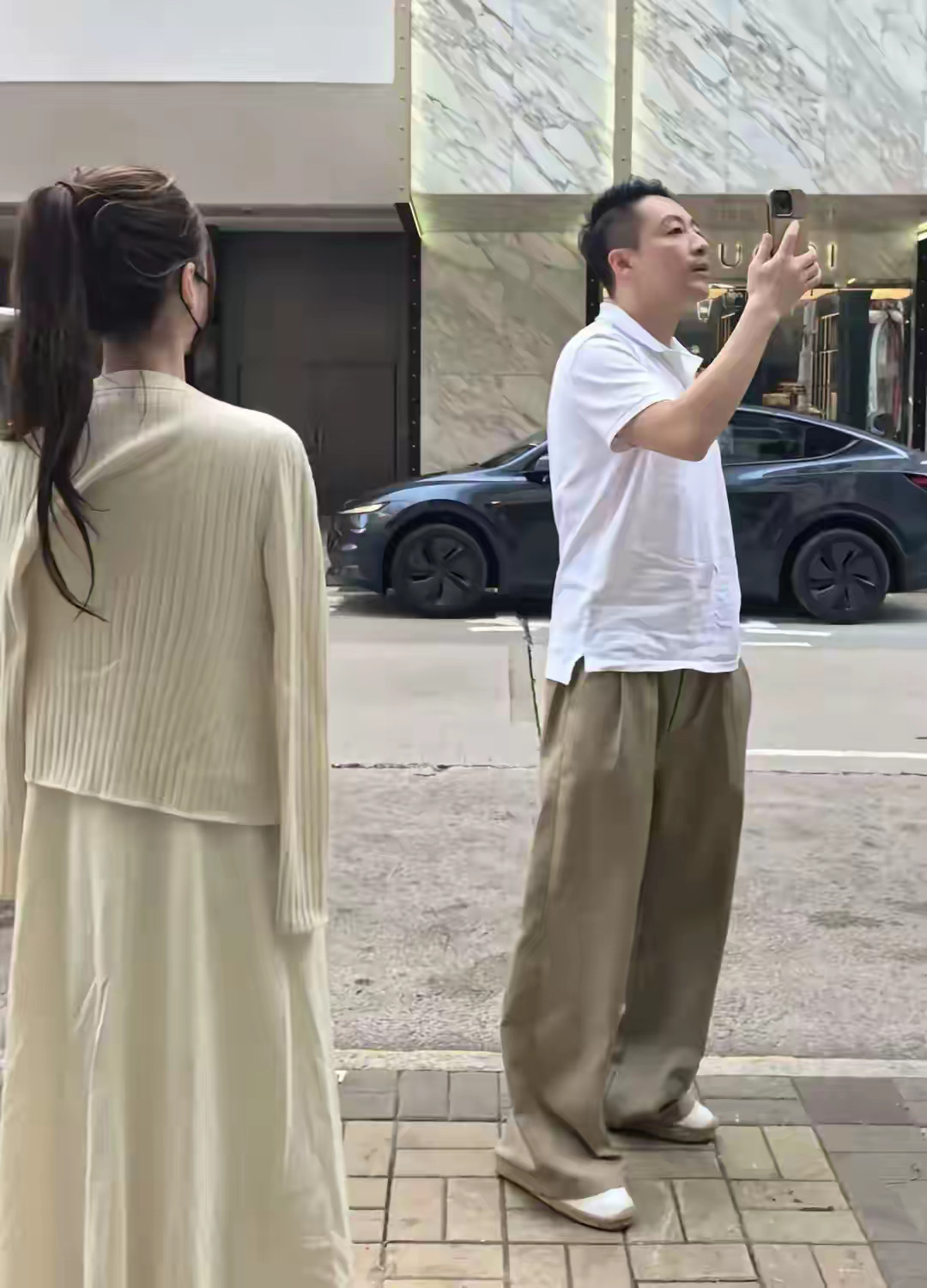 6月2日，汪小菲和马筱梅一起来到香港，忙着为他们的新店挑选位置，被经过的市民看见
