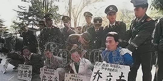 1995年，“全国散打冠军”乔立夫和“姘头”邵苗苗，留下一张老照片，照片中的他们