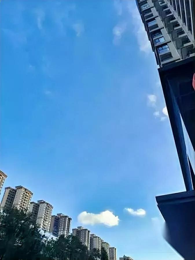 公司终于说降薪了。这俩月大家都攥着心等信儿，直到领导那句“公司难”，咱们