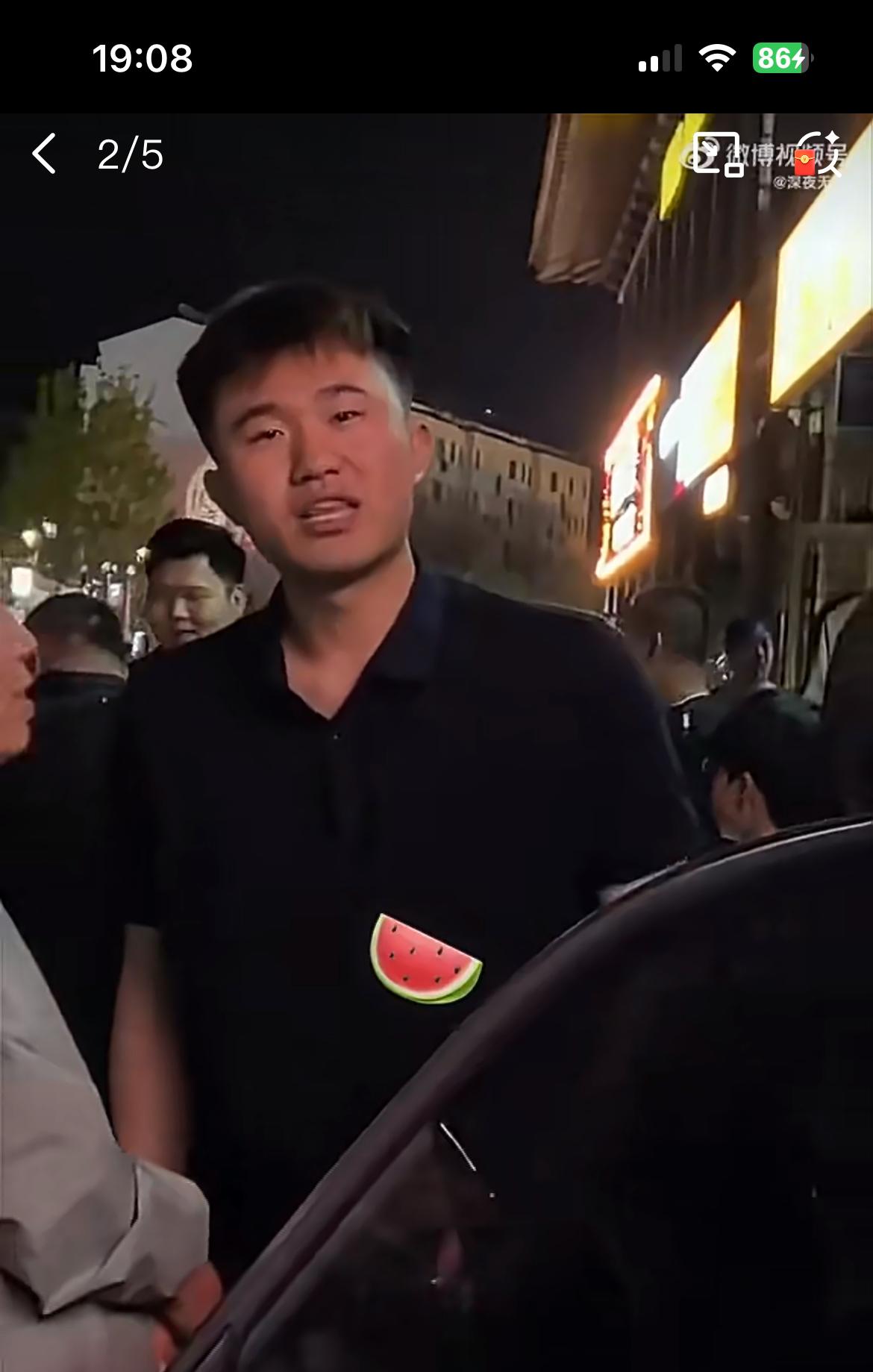 山东梁山逼彩礼风波，图中的男子被车上的女子逼婚，索要20万彩礼，男子不从。被