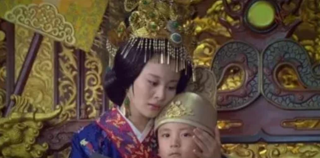 960年，后周灭亡。后周大将赵匡胤干掉7岁的小皇帝和25岁的太后，自己当上了大宋
