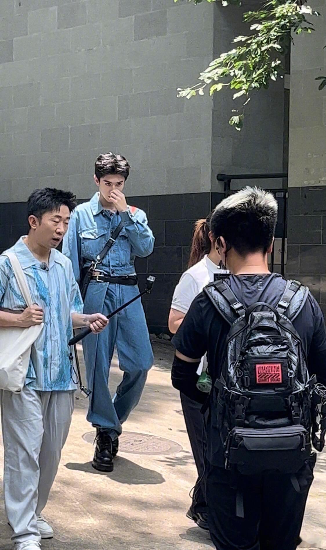 陈哲远的生图像是单独开了滤镜，建模一样的肩宽窄腰大长腿