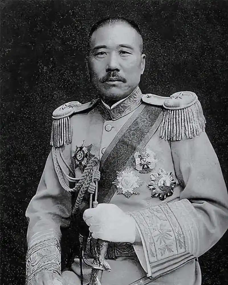 你以为的孙殿英只是刨人祖坟的清绝宗，真实的孙殿英，束姓家奴、抗日英雄、认贼作父的