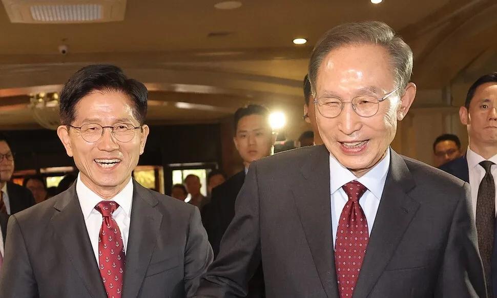 李明博力挺金文洙：“比起李在明，他与美国更合拍”27日，韩国前总统李明博（M