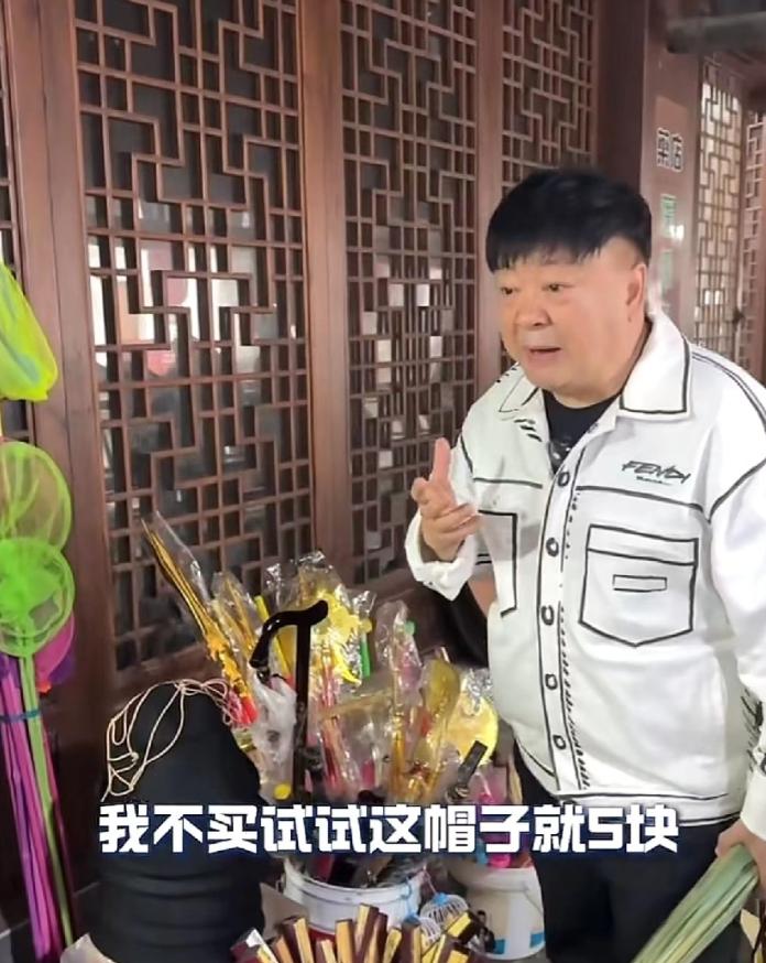 绍兴文旅评论区沦陷了！11月30日，洪剑涛在绍兴安昌古镇旅游时，想要试戴一下乌