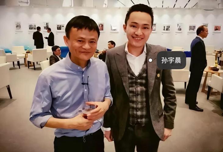 孙宇晨，湖畔大学首批学员，自称马云门徒，虽然他比马老师高一点点，但无论当时表现的