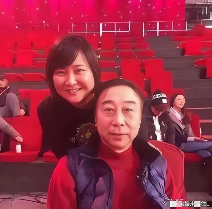冯巩过67大寿，徒弟贾玲罕见现身，穿格子衫，搂着师父笑的好甜！​​​