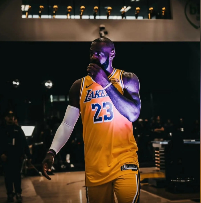 都在等詹姆斯离队，笑死了整得好像未来可期一样，也不看看明年什么情况东契奇49