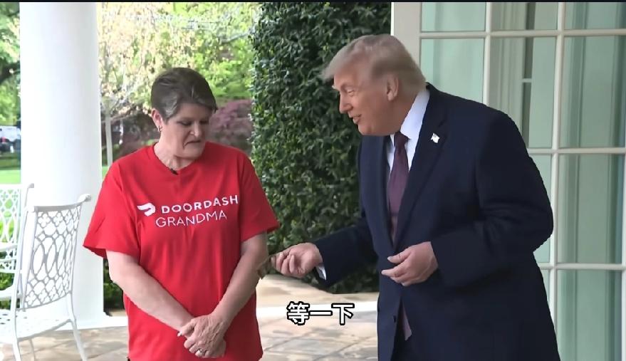 特朗普白宫点麦当劳外卖，外卖大妈直接送到办公室门口，特朗普亲自出门拿外卖，给了2