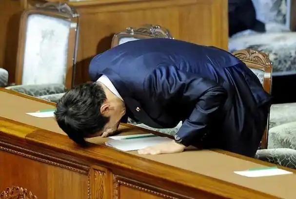 你知道日本拒绝向中国道歉的真正原因是什么吗？ 不是因为不善于鞠躬，而是明明知