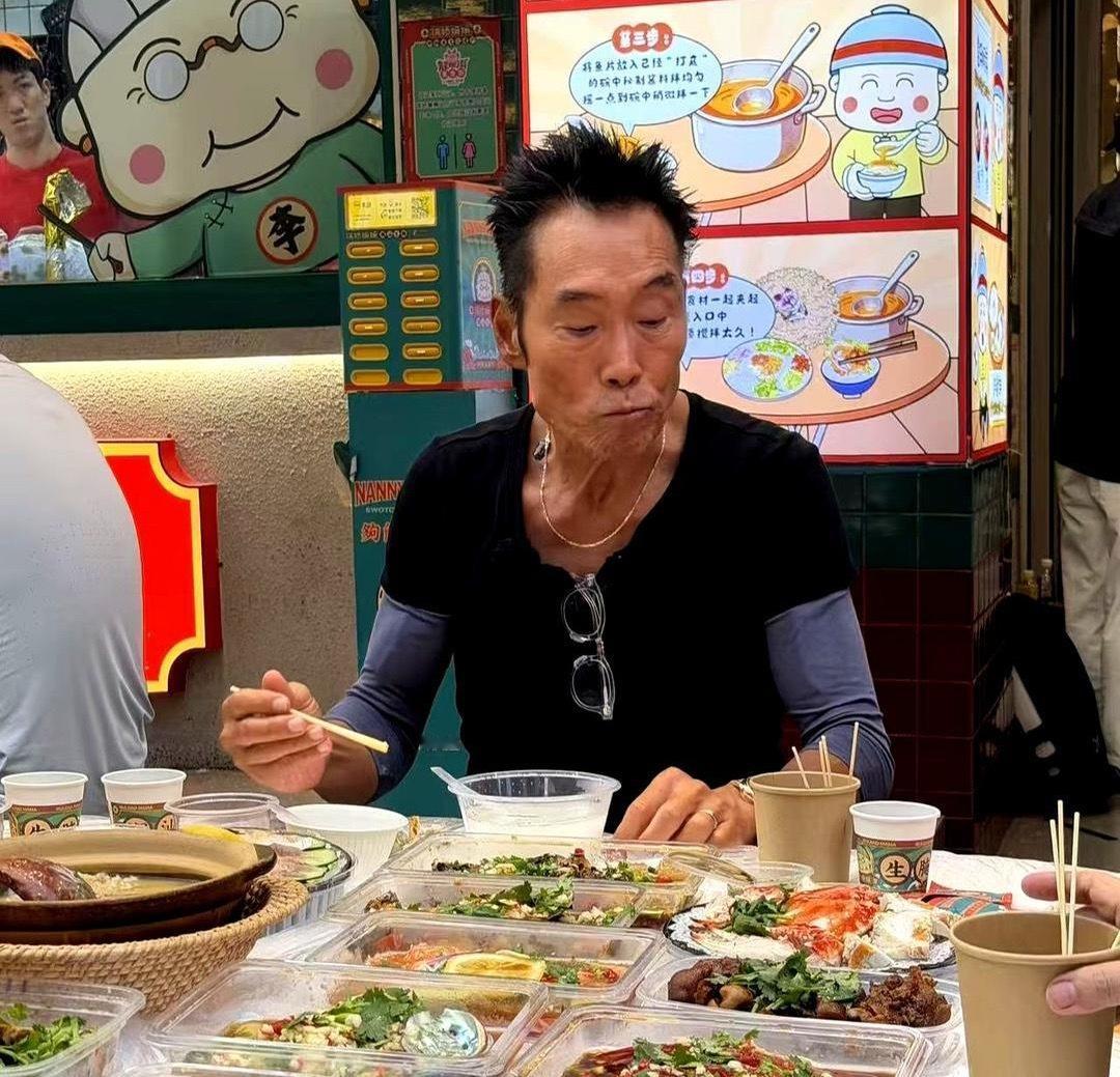 62岁的香港演员郑浩南，近日被拍到在广东汕头的一家餐馆吃生腌。