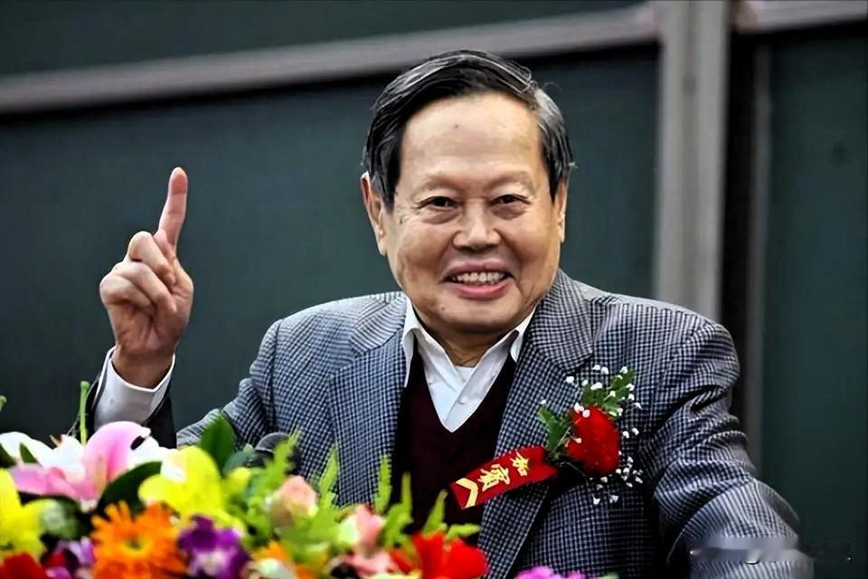 杨振宁先生，既是与爱因斯坦、牛顿比肩的物理学家，同时也是一位教育家。他说过